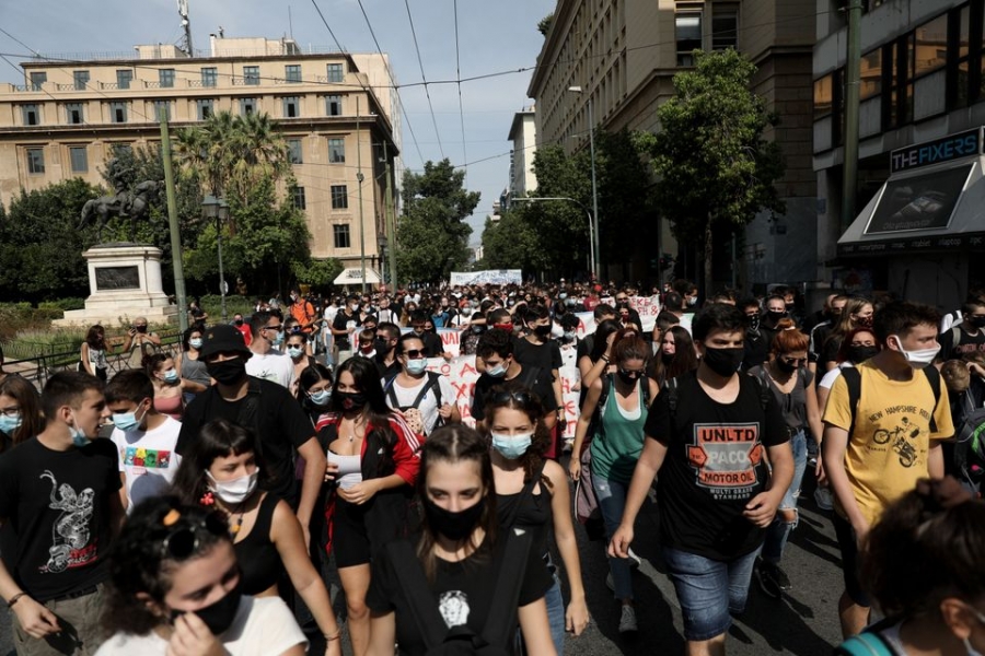 Χιλιάδες στο πανεκπαιδευτικό συλλαλητήριο παρά την απαγόρευση - Κόντρα στη Βουλή