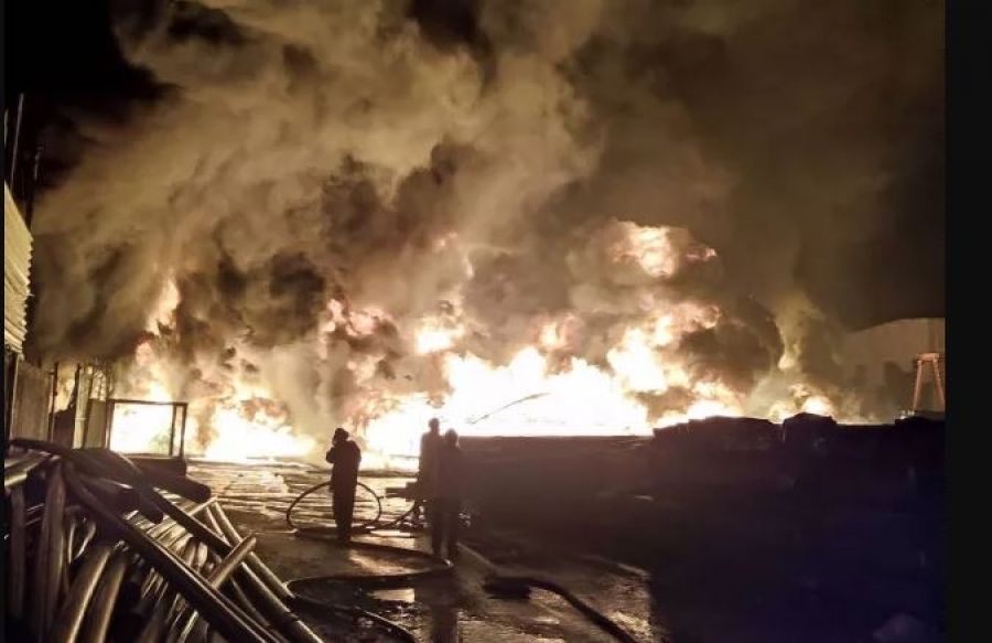 Ιταλία: Φωτιά σε εργοστάσιο έξω από τη Ρώμη - Φόβοι για τοξικά αέρια