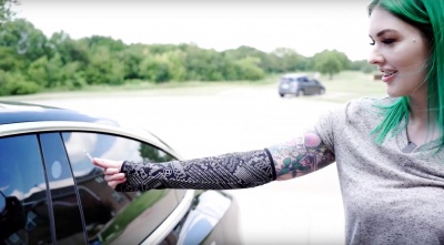 Κάτοχος ενός Tesla Model 3 τσιπάρισε το κλειδί στο χέρι της!