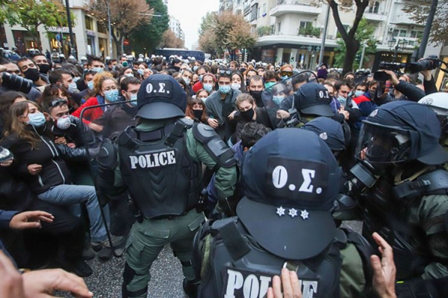 Πολυτεχνείο: Επεισόδια στο κέντρο της Αθήνας, η αστυνομία διέλυσε την πορεία του ΚΚΕ - Επίθεση καταγγέλλει ο Κουτσούμπας -  Πάνω από 100 προσαγωγές