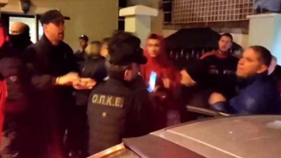 Πρωτοφανείς εικόνες στην Καστοριά: Αστυνομικοί βγάζουν σηκωτό ιδιοκτήτη ξενοδοχείου μετά από κατάσχεση - «Αλήτες, δεν είναι φονιάς»