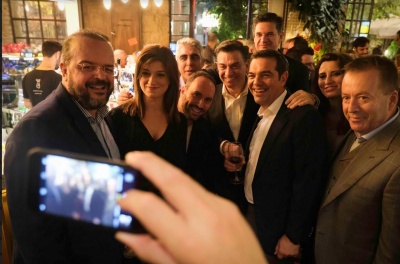 Βόλτα για ποτό με βουλευτές του ΣΥΡΙΖΑ ο Αλέξης Τσίπρας