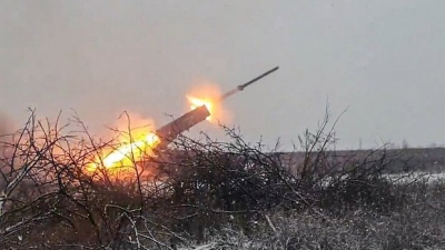 Πολύ κακή είδηση για Ουκρανία – Οι Ρώσοι ρίχνουν το φλογοβόλο σύστημα TOS Drakon στο μέτωπο