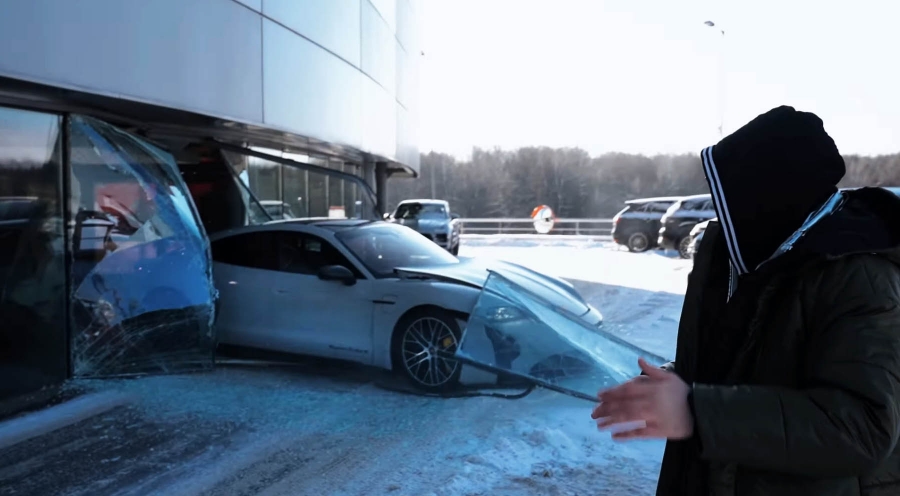 Δεν θα πιστεύετε τι έκανε ένας Ρώσος YouTuber με μια Taycan!