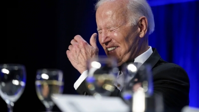 Ο Biden κάνει «χιουμοράκι» για τον Trump και γελάει μόνος του: Είχαμε μια... φρικτή «πανούκλα» και μετά ήρθε ο κορωνοϊός