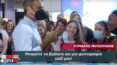 Διάλογος Μητσοτάκη με τουρίστριες: Να πείτε ότι συναντήσετε τον πρωθυπουργό της Ελλάδας - Μπορείτε να βγάλετε και φωτογραφία