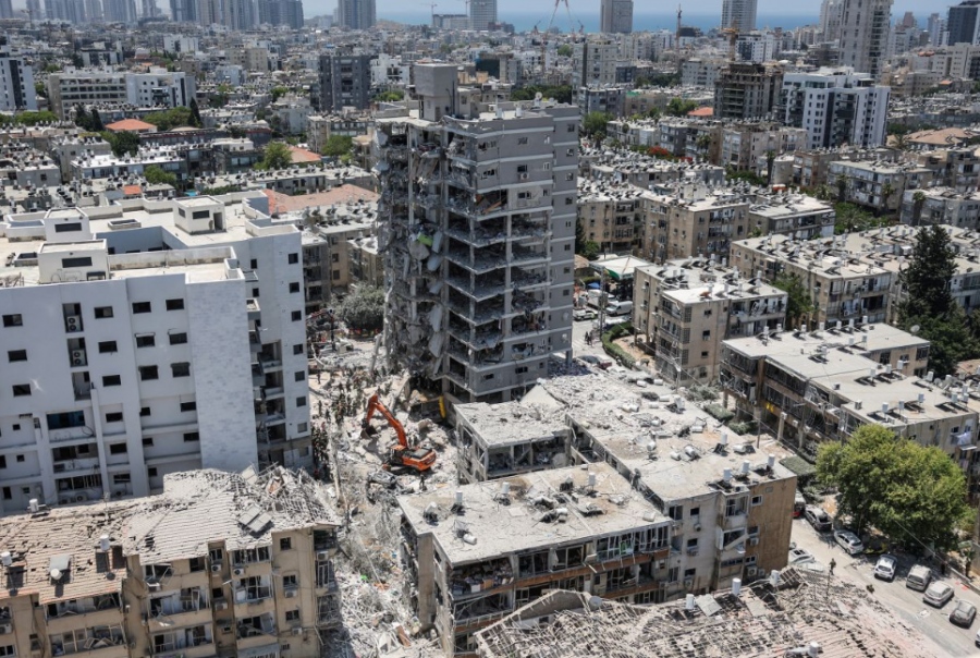 Στις φλόγες η Τεχεράνη - Κτίρια του ιρανικού υπουργείου Εξωτερικών και του υπουργείου Δικαιοσύνης χτύπησε το Ισραήλ