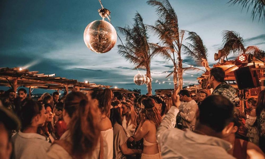 Γεμίζουν τα νησιά παρά τον κίνδυνο lockdown -  «Πονοκέφαλος» το ανεξέλεγκτο clubbing