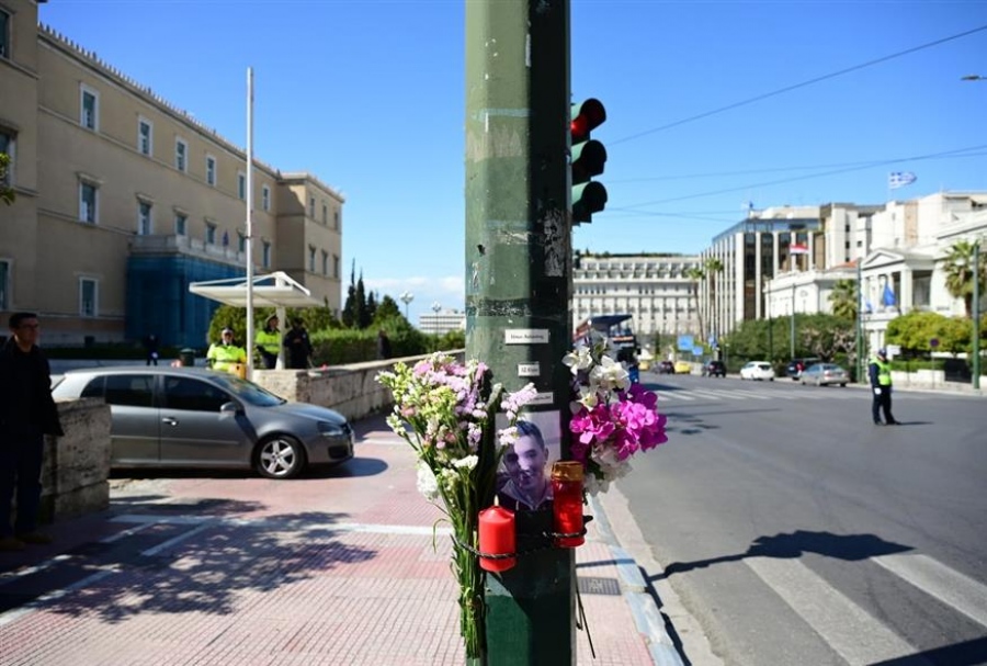 Τροχαίο - Βουλή: Τρία χρόνια με αναστολή στον αστυνομικό για τον θάνατο του Ιάσονα - Ξέσπασε η μητέρα: «Ούτε το δίπλωμα δεν του πήραν»