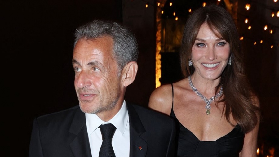 Η Carla Bruni αποκαλύπτει τη μάχη της με τον καρκίνο - Η επέμβαση και η θεραπεία