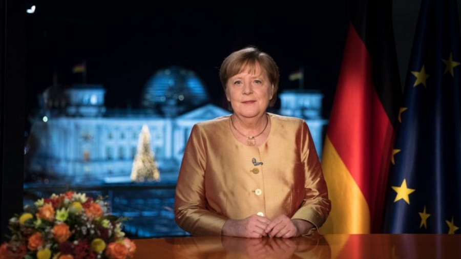 Φορτισμένη η Merkel στο τελευταίο (;) πρωτοχρονιάτικο διάγγελμα - «Τεράστιες οι δυσκολίες, θα εμβολιαστώ όταν έρθει η σειρά μου»