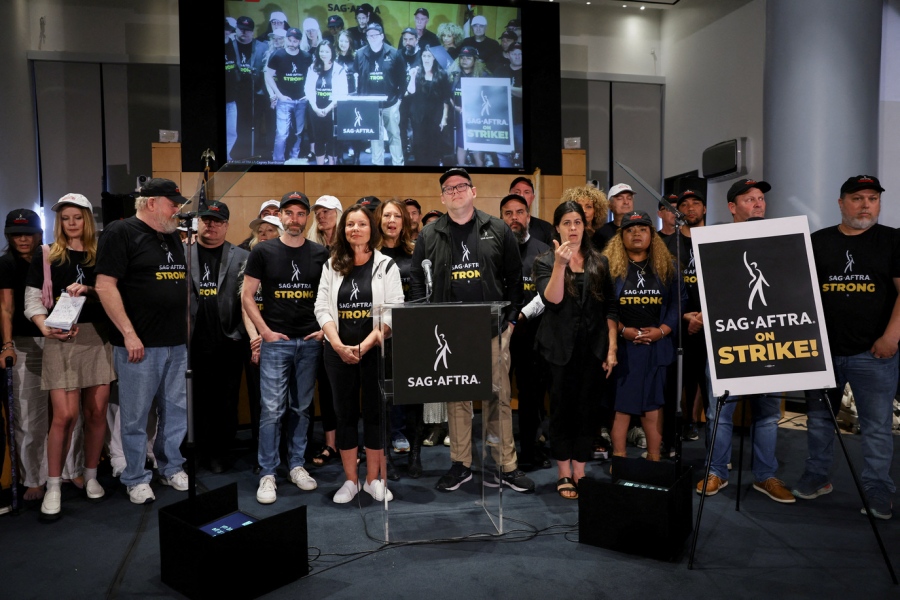 ΗΠΑ: Στούντιο και σεναριογράφοι συνεχίζουν τις διαπραγματεύσεις - Προοπτικές διέξοδου για την 5μηνη απεργία στο Χόλιγουντ