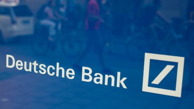 Η Deutsche Bank θα προσλάβει απόφοιτους πανεπιστημίων για να μειώσει το εργασιακό κόστος