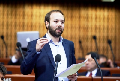 Ψυχογιός (ΣΥΡΙΖΑ): Το προσφυγικό δεν λύνεται με ΜΑΤ και αυταρχισμό