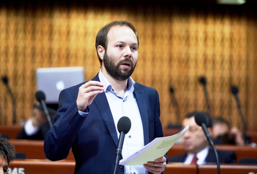 Ψυχογιός (ΣΥΡΙΖΑ): Το προσφυγικό δεν λύνεται με ΜΑΤ και αυταρχισμό