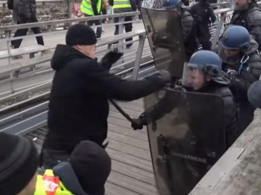 Γαλλία: Ποινή φυλάκισης ενός έτους σε στέλεχος των «Κίτρινων Γιλέκων»