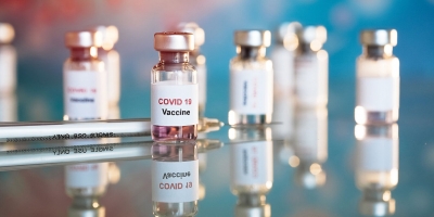 Covid: Η Οξφόρδη μελετά το συνδυασμό των εμβολίων της Pfizer και της AstraZeneca
