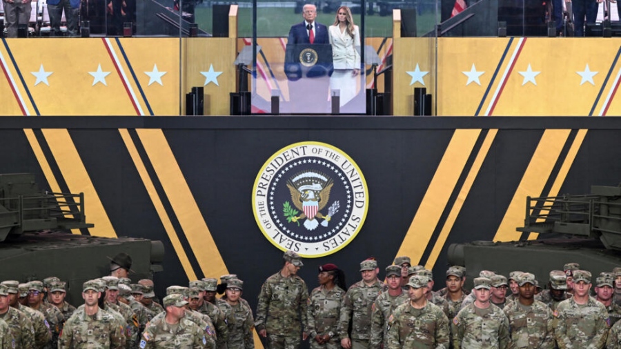 Έξαλλος ο Trump με τον Hegseth για τη στρατιωτική παρέλαση - Ήταν φιάσκο, νευρίασε με τους στρατιώτες