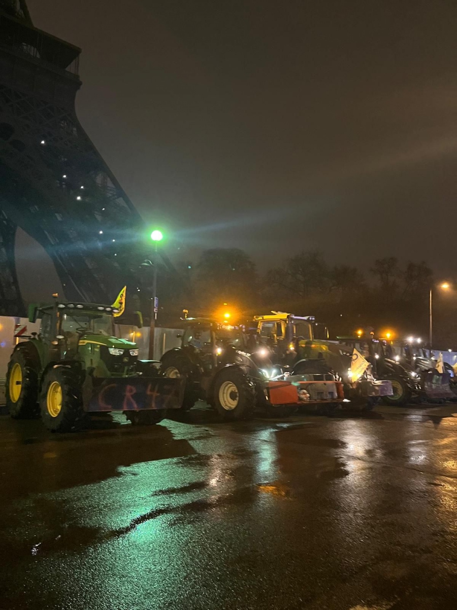 Γαλλία: Αγρότες με τρακτέρ κάτω από τον Πύργο του Άιφελ