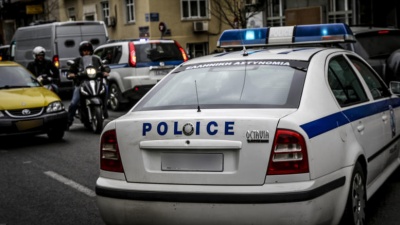 Έντεκα προσαγωγές από την επίθεση σε όχημα των ΜΑΤ στην ΑΣΟΕΕ - Αστυνομικός πυροβόλησε στον αέρα για εκφοβισμό