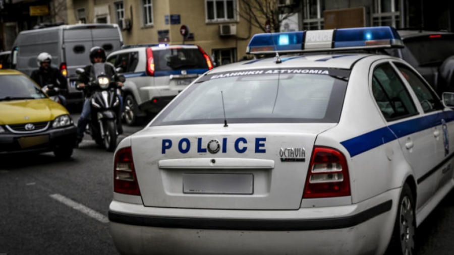 Έντεκα προσαγωγές από την επίθεση σε όχημα των ΜΑΤ στην ΑΣΟΕΕ - Αστυνομικός πυροβόλησε στον αέρα για εκφοβισμό