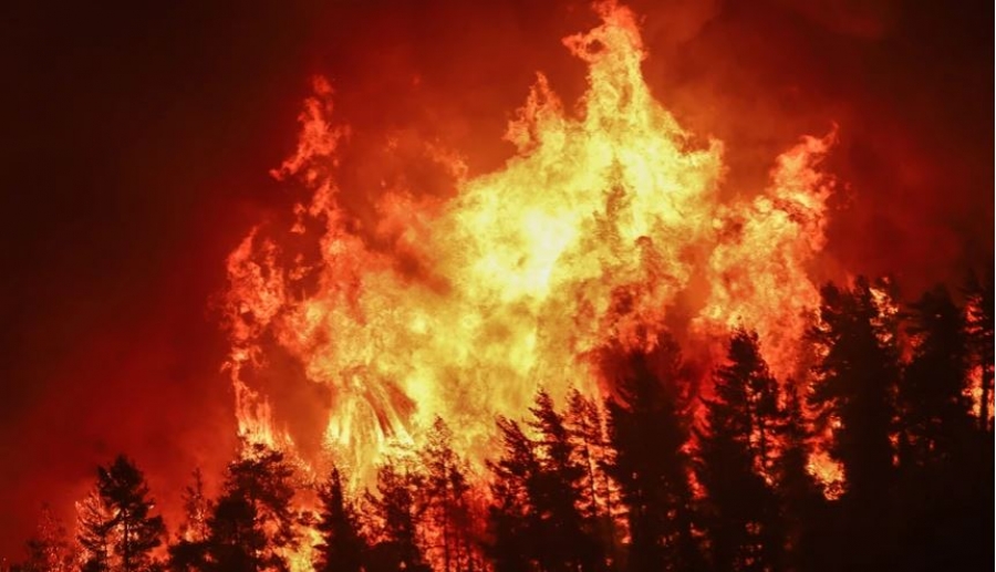 Ανησυχία από τις αναζοπυρώσεις στη Γορτυνία - Μάχη για να μην περάσουν οι φλόγες στην Ηλεία - Καλύτερη εικόνα στη Βόρεια Ευβοια