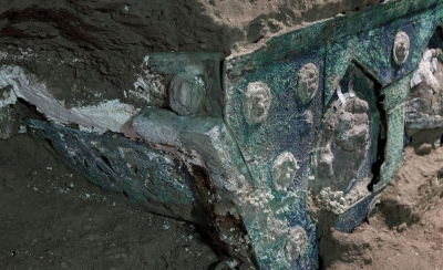 Οι αρχαιολόγοι ανακάλυψαν άθικτο ένα ρωμαϊκό άρμα κοντά στην Πομπηία