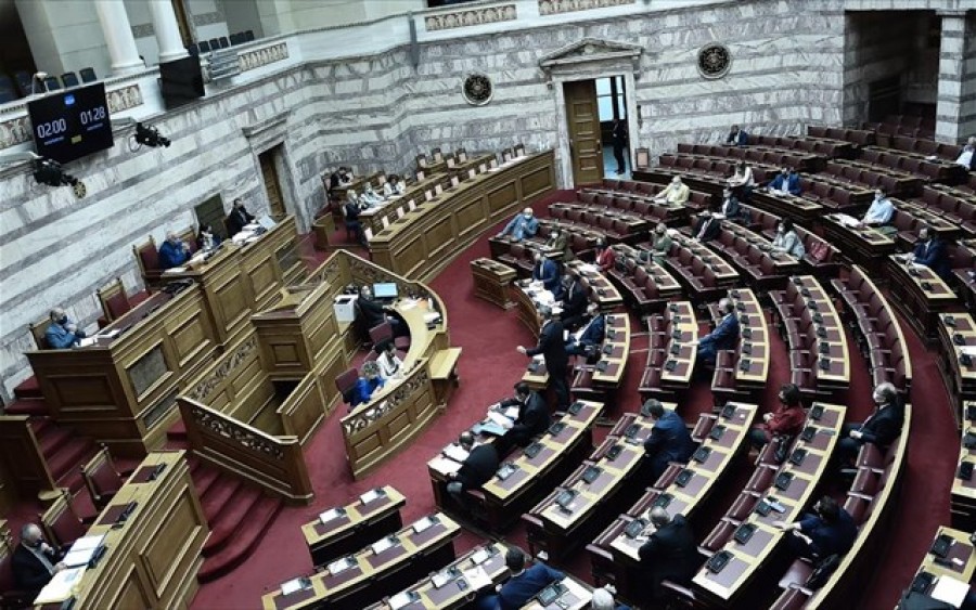 Ψηφίστηκε το ν/σ για τη μείωση των ασφαλιστικών εισφορών - ΣΥΡΙΖΑ και ΚΚΕ καταψήφισαν τη ρύθμιση