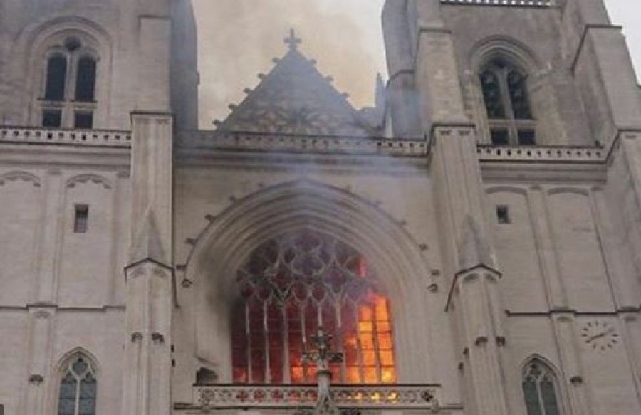 Γαλλία: Φωτιά στον καθεδρικό ναό στη Νάντη - Τη κατάσβεση επιχειρούν πυροσβεστικές δυνάμεις