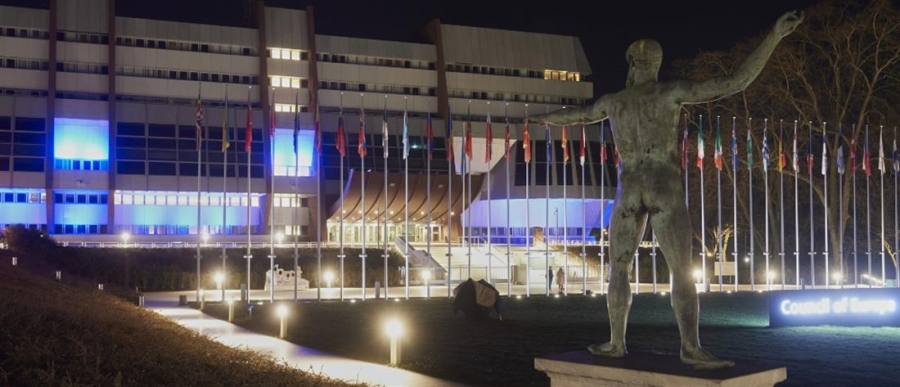 Το Συμβούλιο της Ευρώπης στα χρώματα της ελληνικής σημαίας