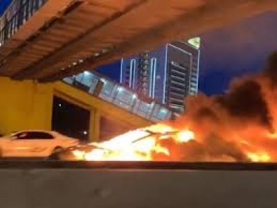 Αυτοκίνητο Tesla ανατινάχθηκε σε κεντρικό δρόμο της Μόσχας