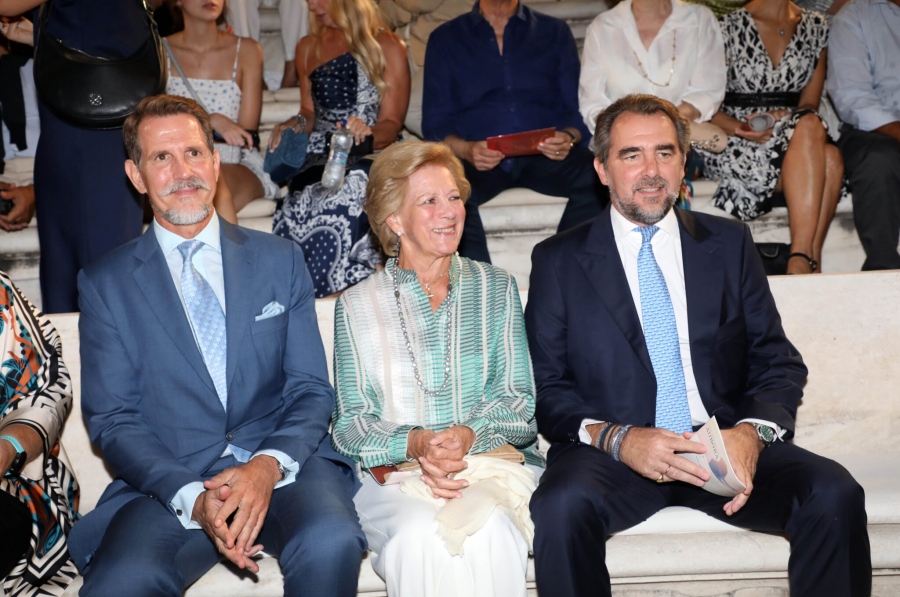 Βασιλική φωτογραφία στο Ηρώδειο - Παύλος και Νικόλαος Ντε Γκρες σε βραδινή έξοδο με την μητέρα τους, Άννα Μαρία