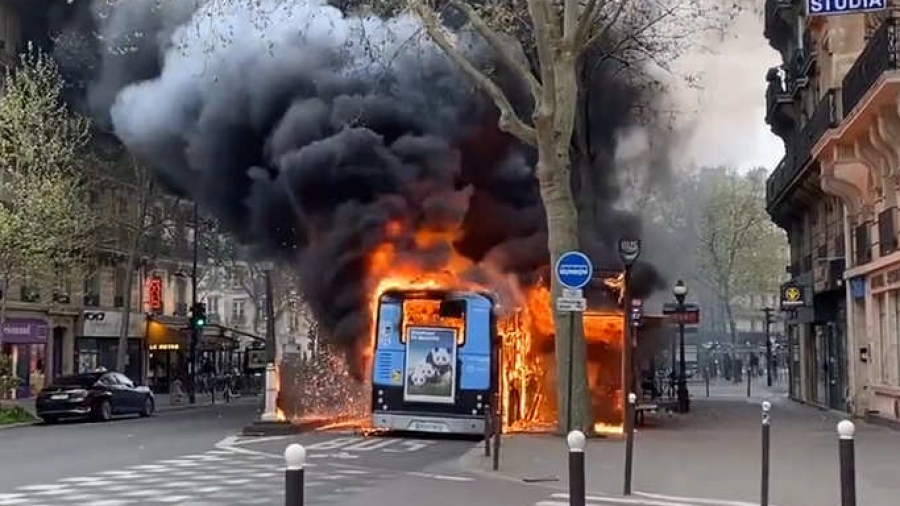 Γαλλία: Έκρηξη στο κέντρο του Παρισίου - Μαύροι καπνοί σκέπασαν τους δρόμους