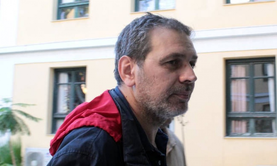 Στο Αυτόφωρο με πέντε κατηγορίες ο Χίος για πρωτοσέλιδο της εφημερίδας «Μακελειό» - Αναβολή της δίκης για τα τέλη Ιουνίου 2018