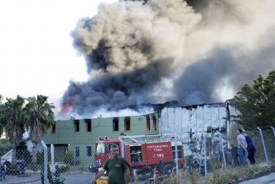 Κρήτη: Μεγάλη πυρκαγιά σε τυποποιητήριο ελαιολάδου