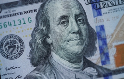 Οι επενδυτές απομακρύνονται από ομόλογα και μετοχές σε δολάριο προβλέποντας την «τέλεια καταιγίδα» για την οικονομία των ΗΠΑ