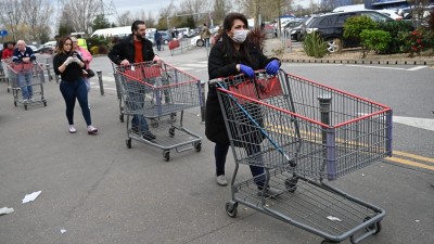 Βρετανία: Τεράστιες ουρές στα σούπερ μάρκετ έφεραν τα νέα περιοριστικά μέτρα