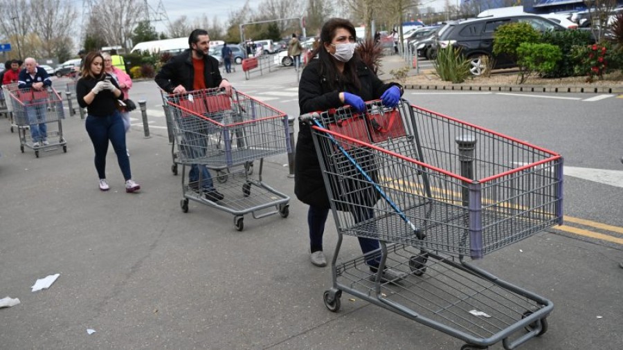 Βρετανία: Τεράστιες ουρές στα σούπερ μάρκετ έφεραν τα νέα περιοριστικά μέτρα