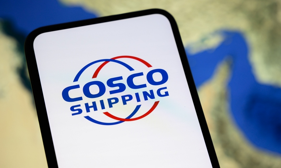 COSCO: Επανεκκινεί τα δρομολόγια στη Μέση Ανατολή – Το «πράσινο φως» του Ιράν για το Στενό του Hormuz