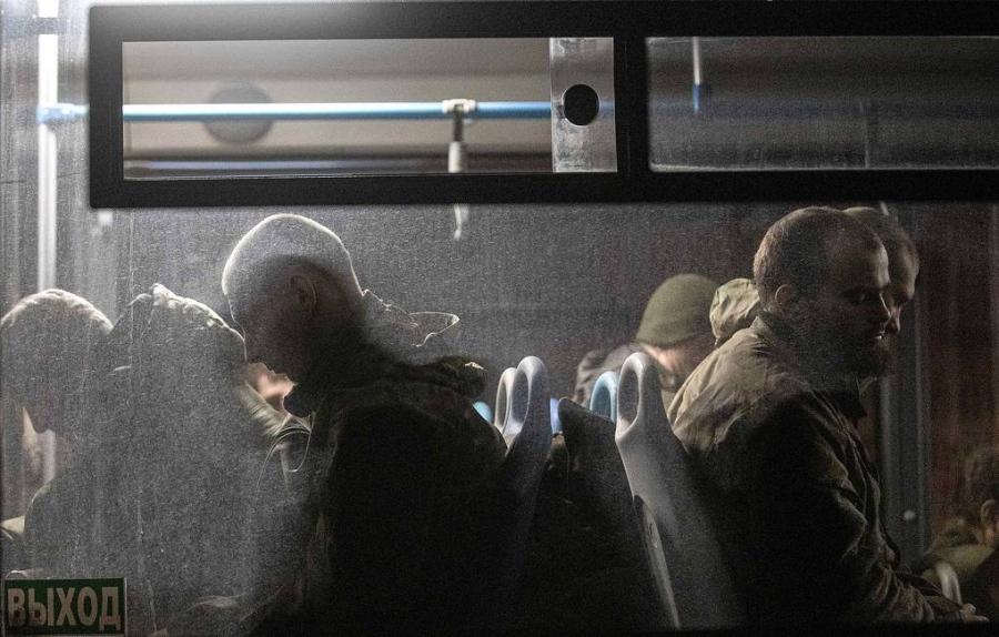 Καταθέτουν μαζικά τα όπλα - Έξι Ουκρανοί συνοριοφύλακες παραδόθηκαν στους Ρώσους στο Kursk