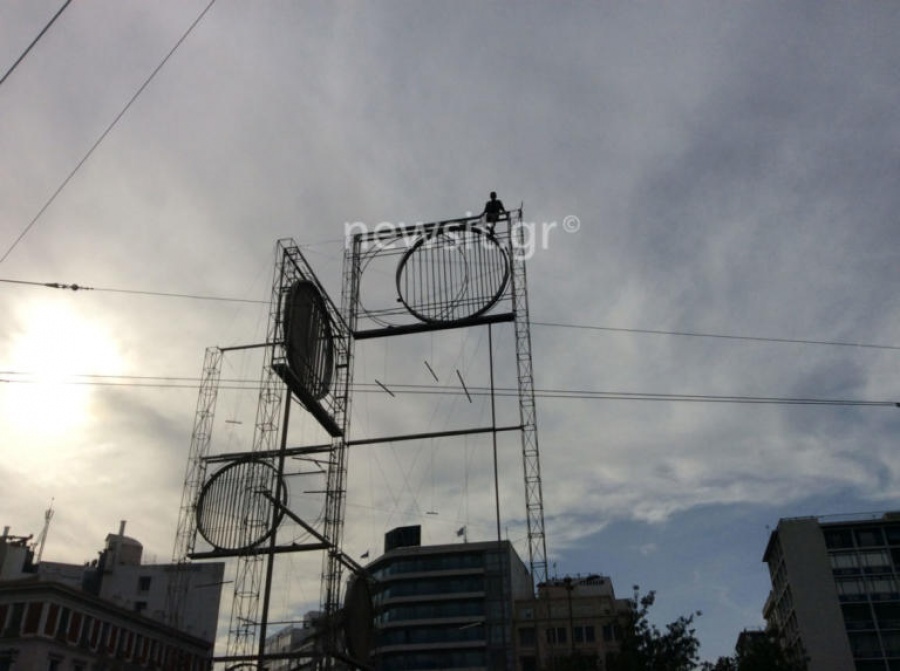 Σώο κατέβασαν πυροσβέστες τον άνδρα που είχε ανέβει σε γλυπτό στην Ομόνοια και απειλούσε να πέσει