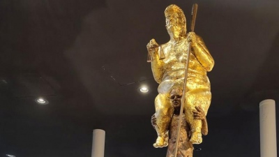 Χυδαία υποκρισία των Βρυξελλών: Φθηνός αντιαμερικανισμός με άγαλμα - σοκ για Trump - Το ονόμασαν «Πορτοκαλί Πανούκλα»