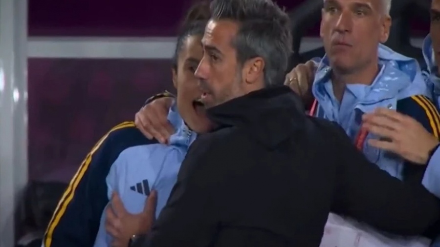 Μουντιάλ γυναικών: Αντιδράσεις στην Ισπανία για τον προπονητή που έπιασε το στήθος γυναίκας – μέλους της ομάδας