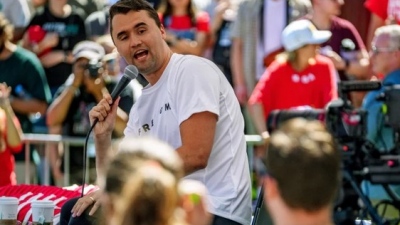 Izvestia: Οι ΗΠΑ στα πρόθυρα εμφυλίου - Η δολοφονία Kirk αποκαλύπτει τον διχασμό - Πολιτική βία και στην Ευρώπη