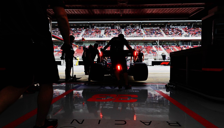 F1: Γιατί η Ferrari είναι τόσο χάλια φέτος; Πώς θα μπει φρένο στoν ρυθμό της Mercedes;