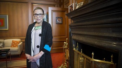 ΗΠΑ: Έφυγε από τη ζωή η Ginsburg - Η εμβληματική Δικαστής που είχε βάλει στο στόχαστρο τον Trump