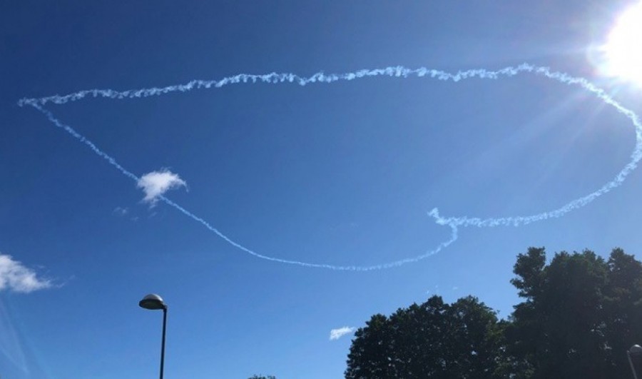 Σουηδία: Με τεράστιες καρδιές στον ουρανό της Στοκχόλμης τίμησε τα θύματα της πανδημίας