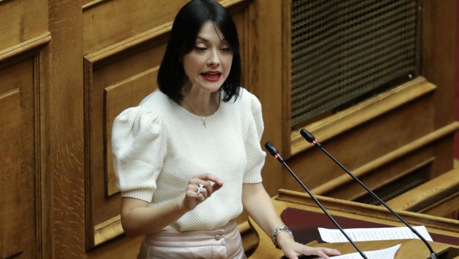Τα «γαλλικά» της Γιαννακοπούλου κατά της Κεραμέως στο ξεχασμένο μικρόφωνο της Βουλής