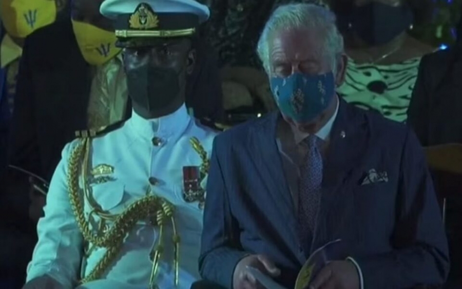 Ο Πρίγκιπας Κάρολος έγινε viral καθώς αποκοιμήθηκε στην τελετή αλλαγής πολιτεύματος των Μπαρμπέιντος