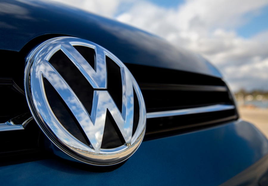 Οι δασμοί Trump γονατίζουν τη γερμανική Volkswagen - Πτώση 29% στα κέρδη β' τριμήνου 2025